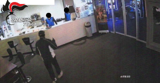 Torino - Arrestato il 68enne specializzato in colpi a centri scommesse e farmacie