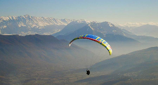 Piossasco - Paura per un parapendio precipita dopo il decollo, illeso il pilota