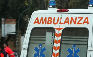 Torino - Lite in strada degenera: 23enne ferito al collo con un coltello da cucina
