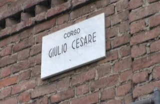 Torino - La tragedia di una giovane che perde la vita cadendo da una finestra