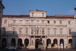 Torino - Il caldo infiamma il Consiglio comunale: proteste in aula ma la seduta non si ferma