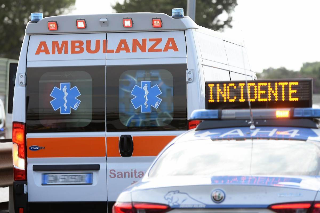 Incidente all’alba sulla Torino-Aosta: auto contro il guardrail, conducente in ospedale ma non è grave