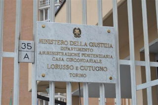 Torino - Rapine con spray urticante e bottiglie rotte: escort transgender condannata a oltre sei anni di carcere