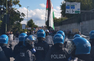 Torino - Scontri e tensioni al corteo pro-Palestina diretto all’aeroporto di Caselle