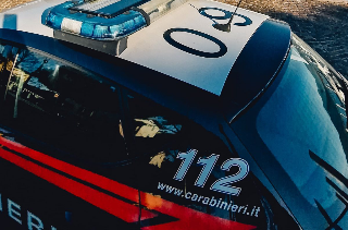 Courgnè - Ubriaco semina il panico: bloccato dai Carabinieri con spray urticante