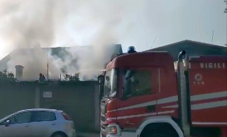 Torino - Incendio in una carrozzeria: densa nube di fumo visibile a km, un ferito