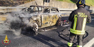 Moncalieri - Auto in fiamme a Moncalieri, i Vigili del Fuoco bloccati dalla sosta selvaggia