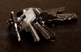Torino - Rubano le chiavi dall’auto e svaligiano l’appartamento: il colpo mentre la famiglia è fuori porta
