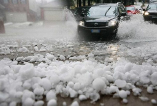 Torinese sotto la grandine: strade imbiancate, temperature crollate e vette già innevate