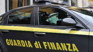 Torino - Operazione "Non ci casco": maxi sequestro di accessori auto e moto falsi, 15mila caschi pericolosi