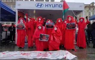 Torino - “Red Rebels” contestano il Salone dell’Auto: «Evento in contrasto con la transizione ecologica»