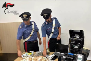 Poirino - "Narcopacchi" nei locker: smantellata rete di spaccio che spediva droga in tutta Italia