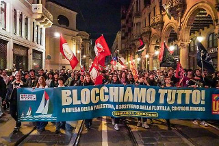 Torino - Disagi e tensioni alla stazione di Porta Nuova durante il corteo notturno pro-Gaza